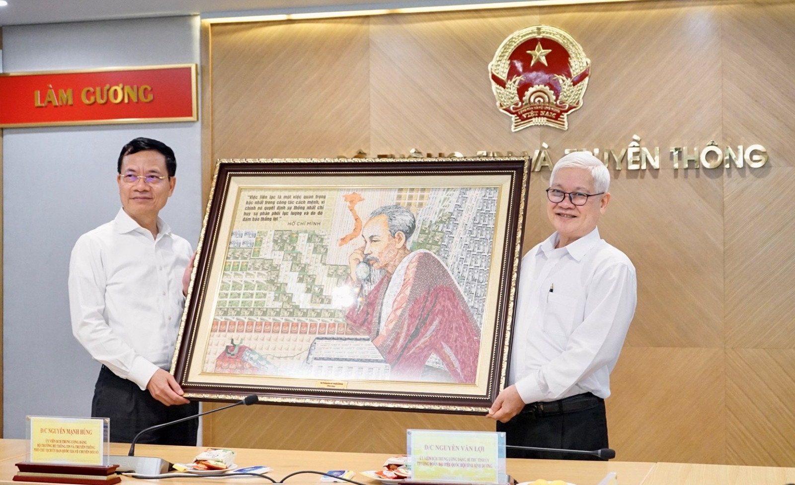 Bộ trưởng Nguyễn Mạnh Hùng tặng bức tranh Chủ tịch Hồ Chí Minh cho đồng chí Nguyễn Văn Lợi.
